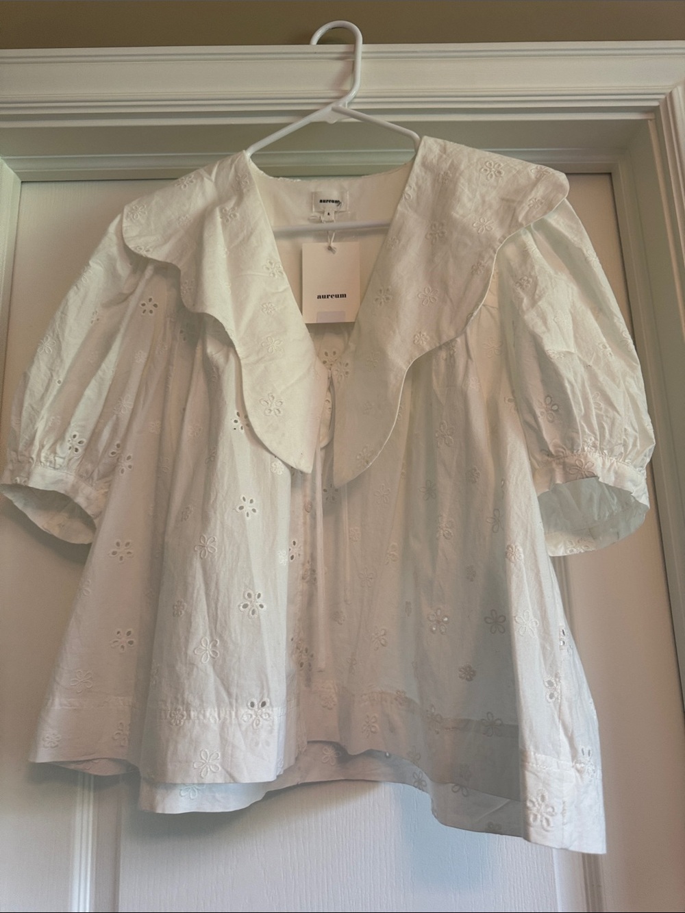 AUREUM White Eyelet Ruffle Collar Blouse